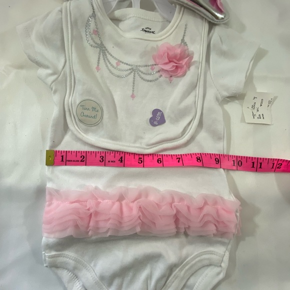 Little treasures  new silver shoes with body suit and feminine little bib - Picture 5 of 5
